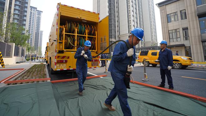 格拉利什社媒晒手拿奖杯照片：世界冠军，多么棒的俱乐部！